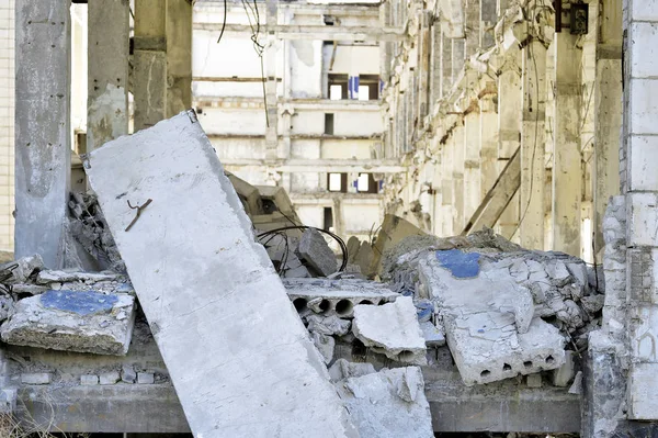 Demolition and dismantling of the remnants of the large industrial enterprise — Stock Photo, Image