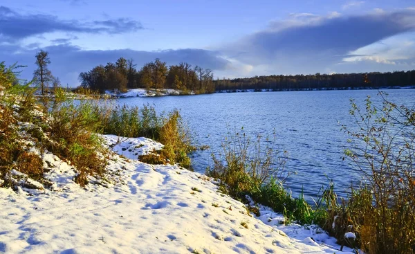 First snow on the lake in late autumn — Stock Photo, Image