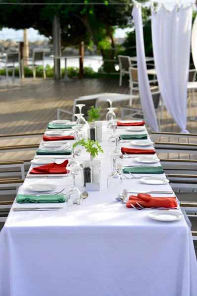 Sahildeki restoranın masalarını servis ettim.