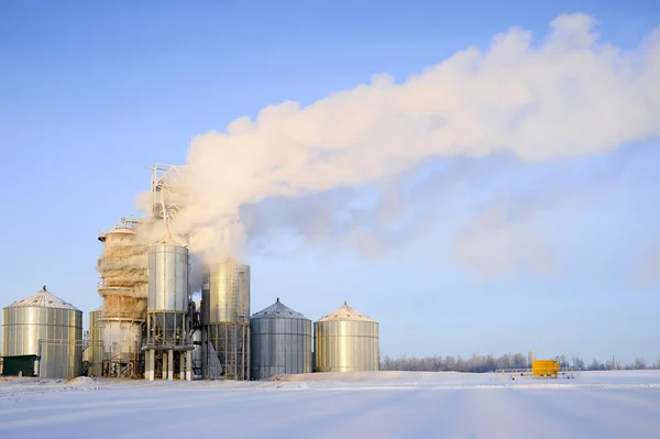 Vapeur épaisse provenant des tuyaux d'une usine de séchage des grains — Photo