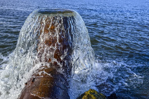 Vertikaler Wasserfluss vom Rohr zum Fischteich — Stockfoto