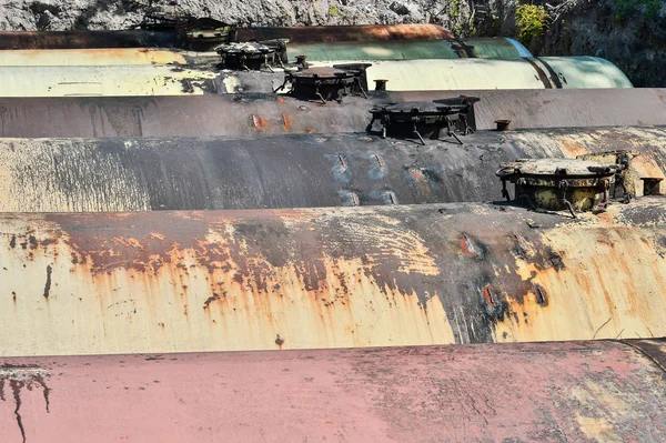 Grandes tanques de metal están enterrados en el suelo en el almacén de producción — Foto de Stock