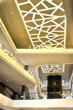 Katlı alışveriş merkezi şehir Minsk, Beyaz Rusya, Şubat 2017 galerinin içinde alttan görünüm.