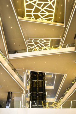 Katlı alışveriş merkezi şehir Minsk, Beyaz Rusya, Şubat 2017 galerinin içinde alttan görünüm.