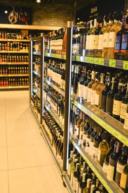 Dükkanı Euroopt alışveriş merkezi Galerisi, Minsk şehir Şubat 2017 şarap bölümü. Sığ derinlik-in tarla.