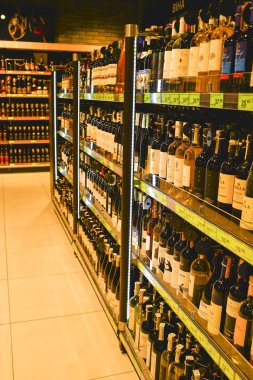 Dükkanı Euroopt alışveriş merkezi Galerisi, Minsk şehir Şubat 2017 şarap bölümü. Sığ derinlik-in tarla.