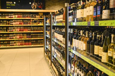 Dükkanı Euroopt alışveriş merkezi Galerisi, Minsk şehir Şubat 2017 şarap bölümü. Sığ derinlik-in tarla.