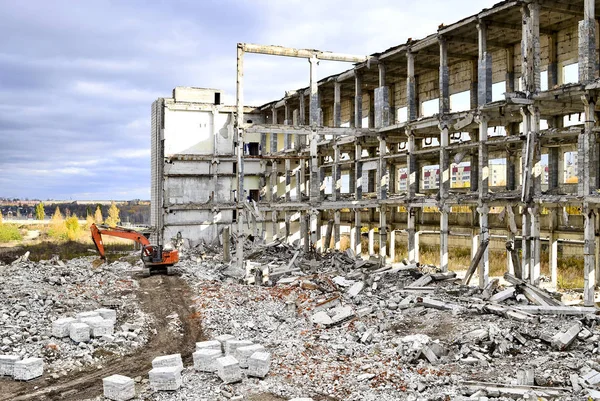 Demolición y desmantelamiento de los restos de la gran empresa industrial — Foto de Stock