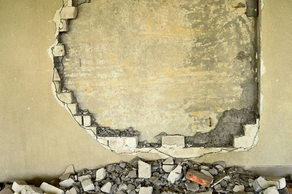 Muro parcialmente destruido dentro de un edificio industrial en demolición — Foto de Stock