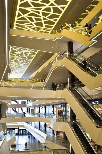 A vista do número de escadas rolantes e os andares da Galeria Mall em Central Minsk, Bielorrússia, fevereiro 2017 . — Fotografia de Stock