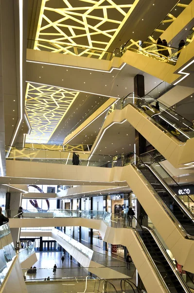 A vista do número de escadas rolantes e os andares da Galeria Mall em Central Minsk, Bielorrússia, fevereiro 2017 . — Fotografia de Stock