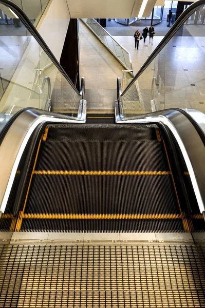 La escalera mecánica en el Mall Gallery en Minsk Central, Bielorrusia, febrero de 2017 — Foto de Stock