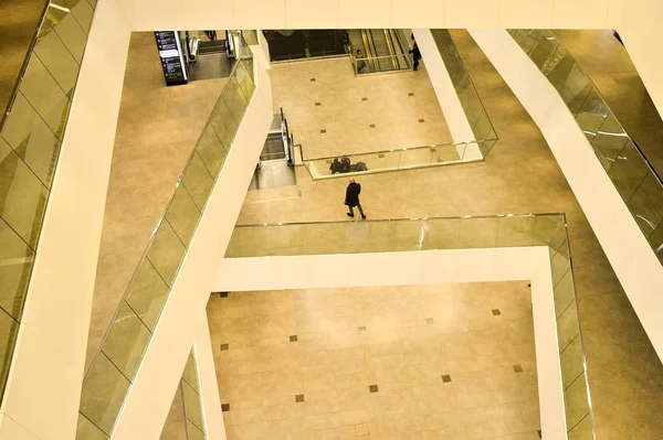 Os andares superiores dentro do centro comercial Galeria da cidade de Minsk, Bielorrússia, fevereiro 2017. Desfoque . — Fotografia de Stock