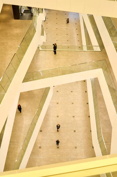 Os andares superiores dentro do centro comercial Galeria da cidade de Minsk, Bielorrússia, fevereiro 2017. Desfoque . — Fotografia de Stock