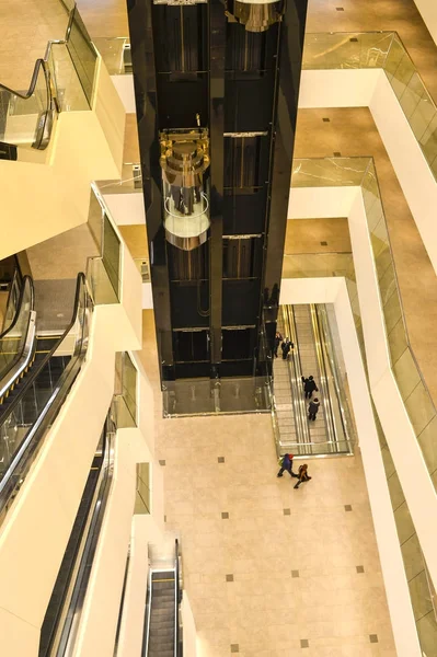 Os andares superiores dentro do centro comercial Galeria da cidade de Minsk, Bielorrússia, fevereiro 2017. Desfoque . — Fotografia de Stock