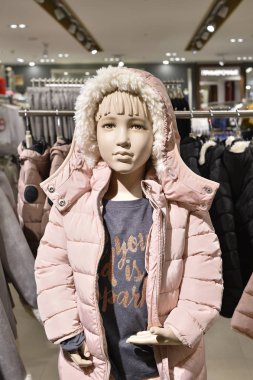 Manken kız çocuğuna bir dükkan Merkezi Minsk, Beyaz Rusya, Şubat 2017 alışveriş merkezi Galerisi'nde bir mahallede pembe ceket