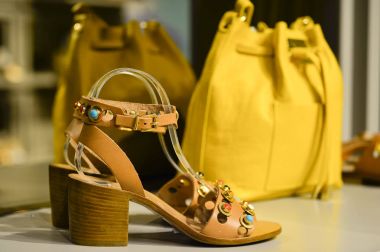 Penceredeki kompozisyon bir butik: kadın önü açık ayakkabı bir alışveriş arka planda sarı çantalı bir topuk ile Merkezi, Kings Avenue Alışveriş Merkezi, Paphos, Kıbrıs, Haziran 2017