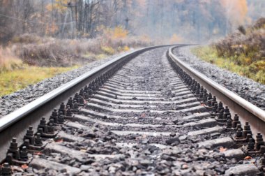 Yumuşak yumuşak lens üzerinde çekilen fotoğraf bulanık. Demiryolu sonbaharda mesafe içine uzanır.