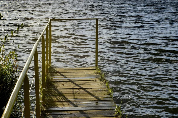 Fotos suaves de borrão tiradas na lente macia. A ponte para a amarração de barcos em um lago Parque . — Fotografia de Stock