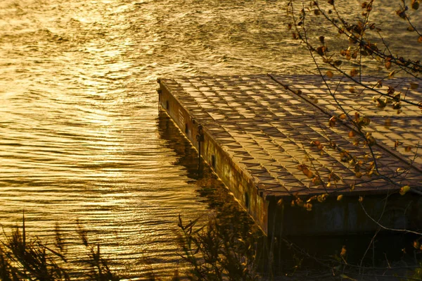 Der eiserne Dampf auf dem großen See, die Wellen fallen. Weiche Weichzeichner-Fotos auf der weichen Linse. — Stockfoto