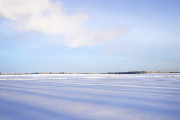 The desolate winter landscape of snow and shadows to the foreground. — Stock Photo, Image