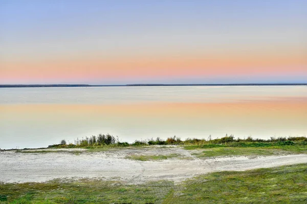 가 풍경, 큰 강 제방 — 스톡 사진