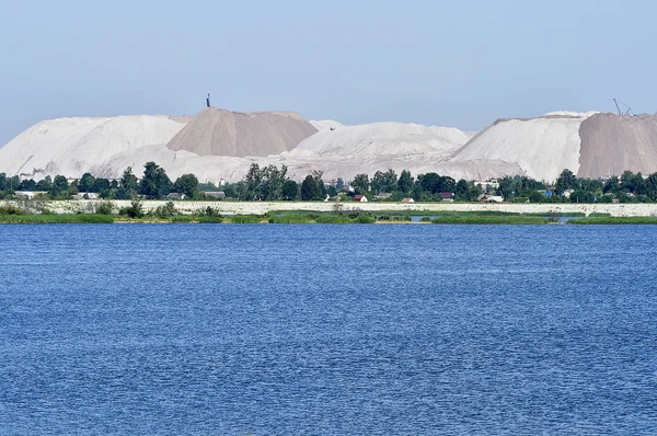 Vista al lago con presas artificiales y una mina de sal — Foto de Stock