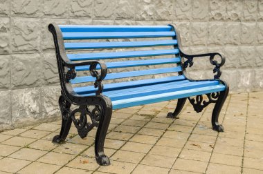 Mavi kürsüye kiremitli Kaldırıma park. Ceset yok.