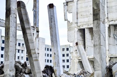 Yok edilen Endüstriyel Bina kalıntıları. Büyük beton kazık vücut tutmaya devam