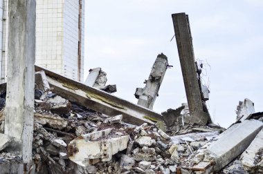 Yok edilen Endüstriyel Bina kalıntıları. Büyük beton kazık vücut tutmaya devam