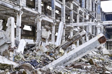 Yok edilen Endüstriyel Bina kalıntıları. Beton kirişler büyük bir binanın iskeletini