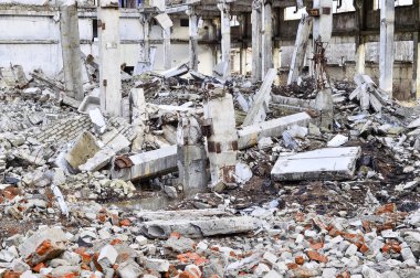 Beton kazıklara ve dağınık tuğla ile büyük bir tahrip yapı kalıntıları