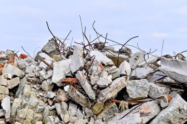 Tuğla moloz, taş ve beton moloz yığınları savunduğun inşaat demiri.