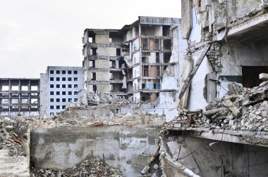 Yok edilen Endüstriyel Bina kalıntıları. Beton kirişler büyük bir binanın iskeletini