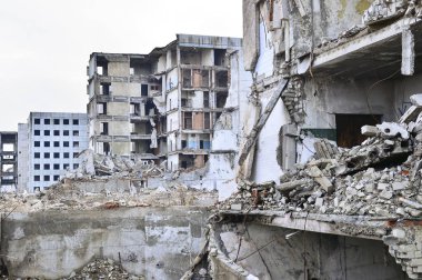 Yok edilen Endüstriyel Bina kalıntıları. Beton kirişler büyük bir binanın iskeletini