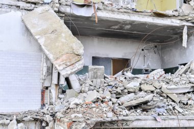 Yok edilen Endüstriyel Bina kalıntıları. Beton kirişler büyük bir binanın iskeletini