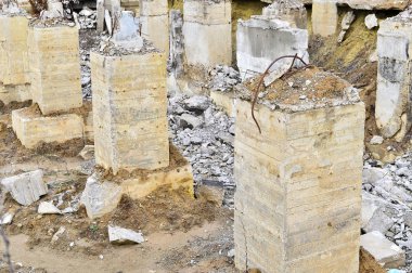 İnşaat demiri çıkıntılı güçlü bir temel kazık. Üstten yan görünüm.