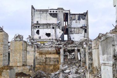 Yok edilen Endüstriyel Bina kalıntıları. Beton kirişler büyük bir binanın iskeletini