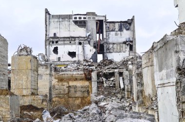 Yok edilen Endüstriyel Bina kalıntıları. Beton kirişler büyük bir binanın iskeletini