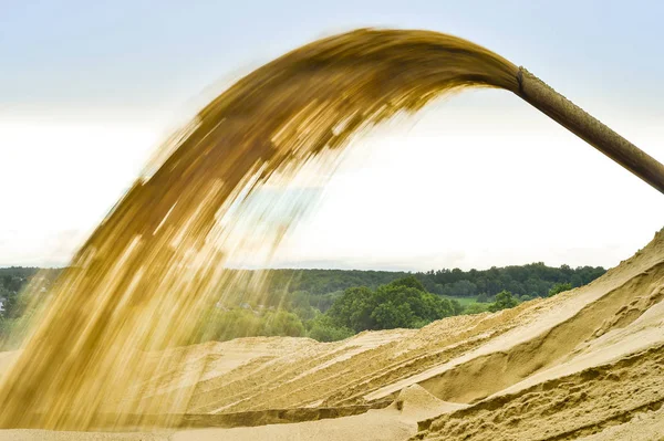 Industrieller Sandabbau beim Auspumpen des Pumpwerks. Hintergrund. — Stockfoto