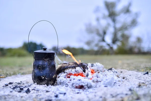 Der Behälter auf den Kohlen, um während der Reise Tee zu kochen — Stockfoto