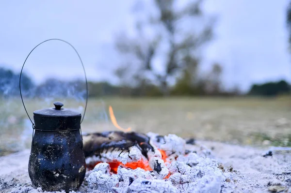 Der Behälter auf den Kohlen, um während der Reise Tee zu kochen — Stockfoto
