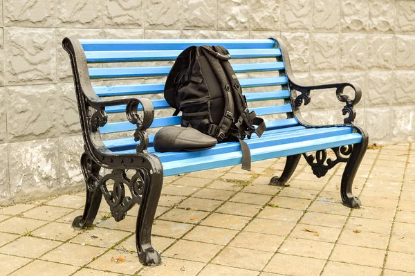 The blue bench in the Park on the tiled pavement. No body. — Stock Photo, Image