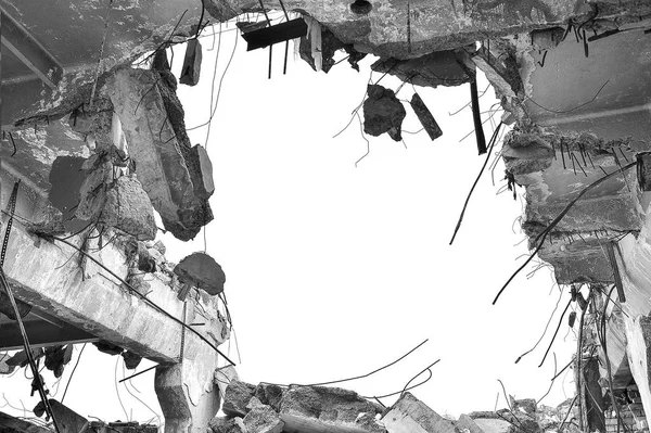 Υπολείμματα κατεστραμμένων βιομηχανικού κτιρίου. Ασπρόμαυρη εικόνα. — Φωτογραφία Αρχείου