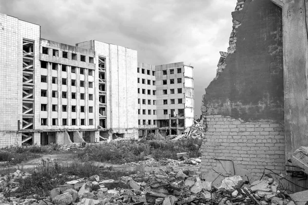 Demolition and dismantling of the remnants of the large industrial enterprise — Stock Photo, Image