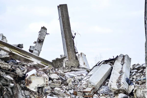 Restos do edifício industrial destruído. Grandes pilhas de concreto continuam a segurar o corpo — Fotografia de Stock