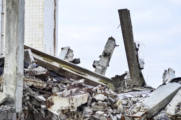 Restos do edifício industrial destruído. Grandes pilhas de concreto continuam a segurar o corpo — Fotografia de Stock