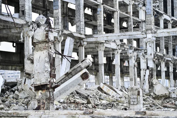 Remains of the destroyed industrial building. The skeleton of a large building of concrete beams — Stock Photo, Image