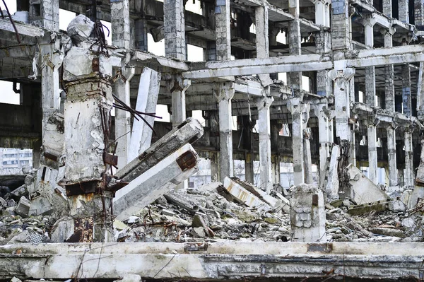 Resti dell'edificio industriale distrutto. Lo scheletro di un grande edificio di travi in cemento — Foto Stock