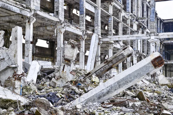 Restos do edifício industrial destruído. O esqueleto de um grande edifício de vigas de concreto — Fotografia de Stock